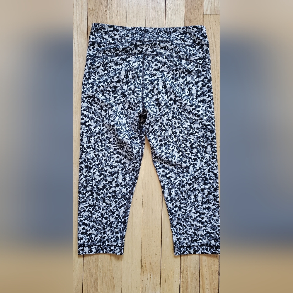 Women Under Armour legging print in size Medium Capris Heat Gear.